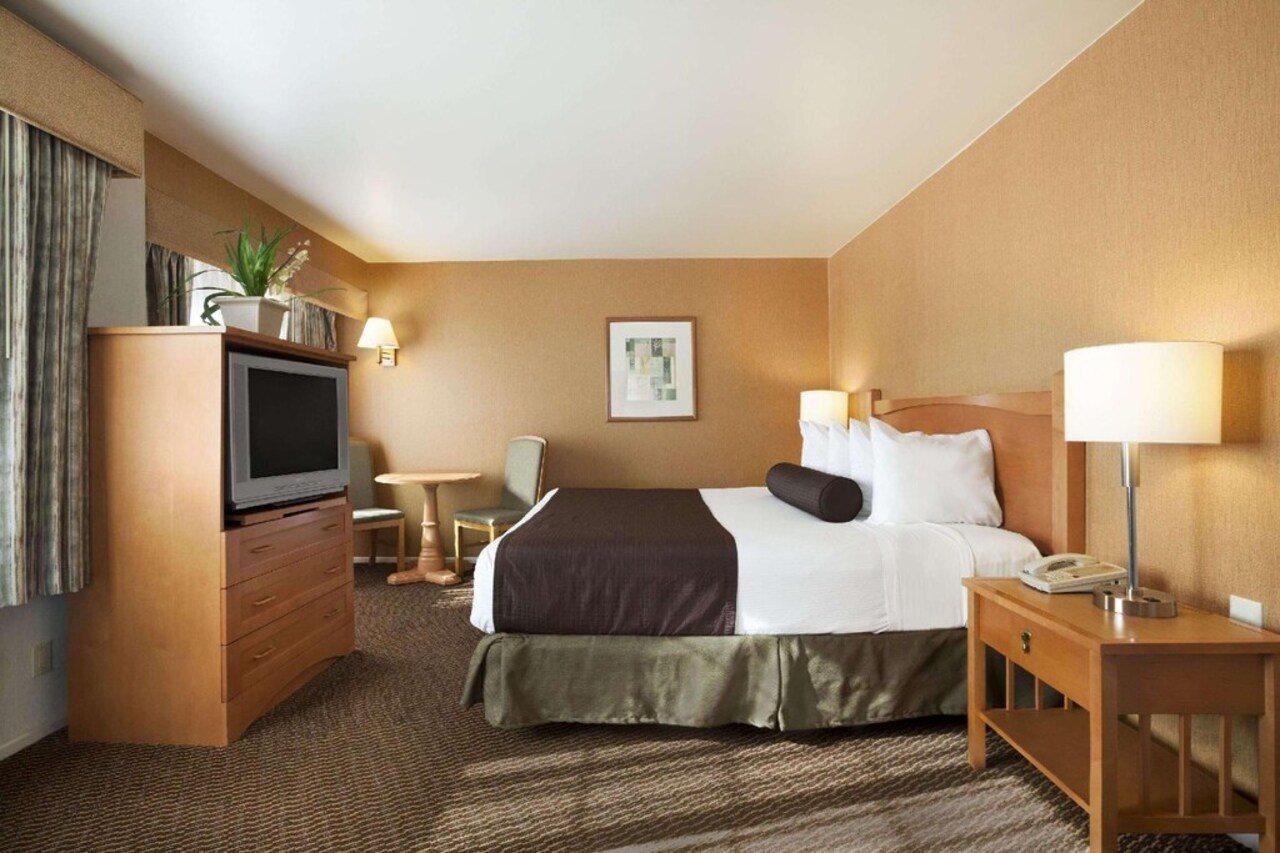 Ramada By Wyndham Costa Mesa/Newport Beach Exterior photo