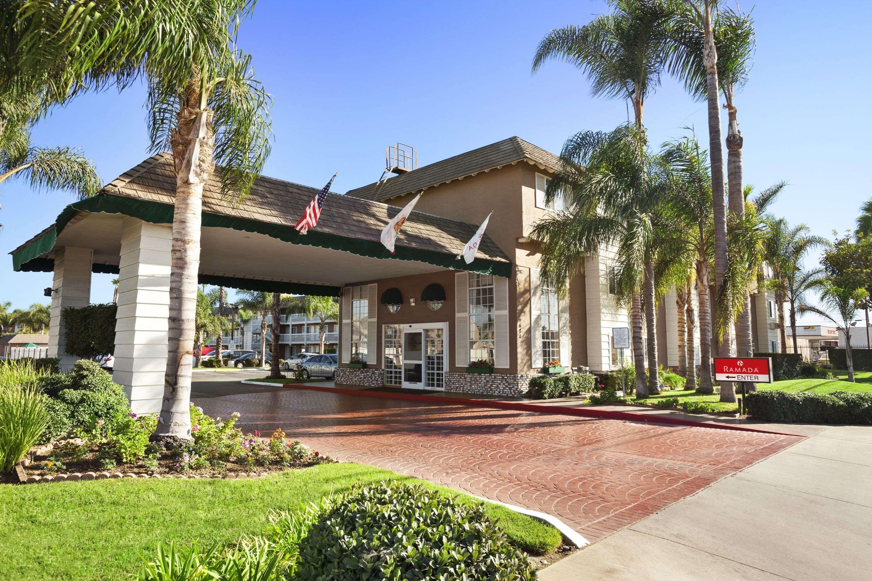 Ramada By Wyndham Costa Mesa/Newport Beach Exterior photo