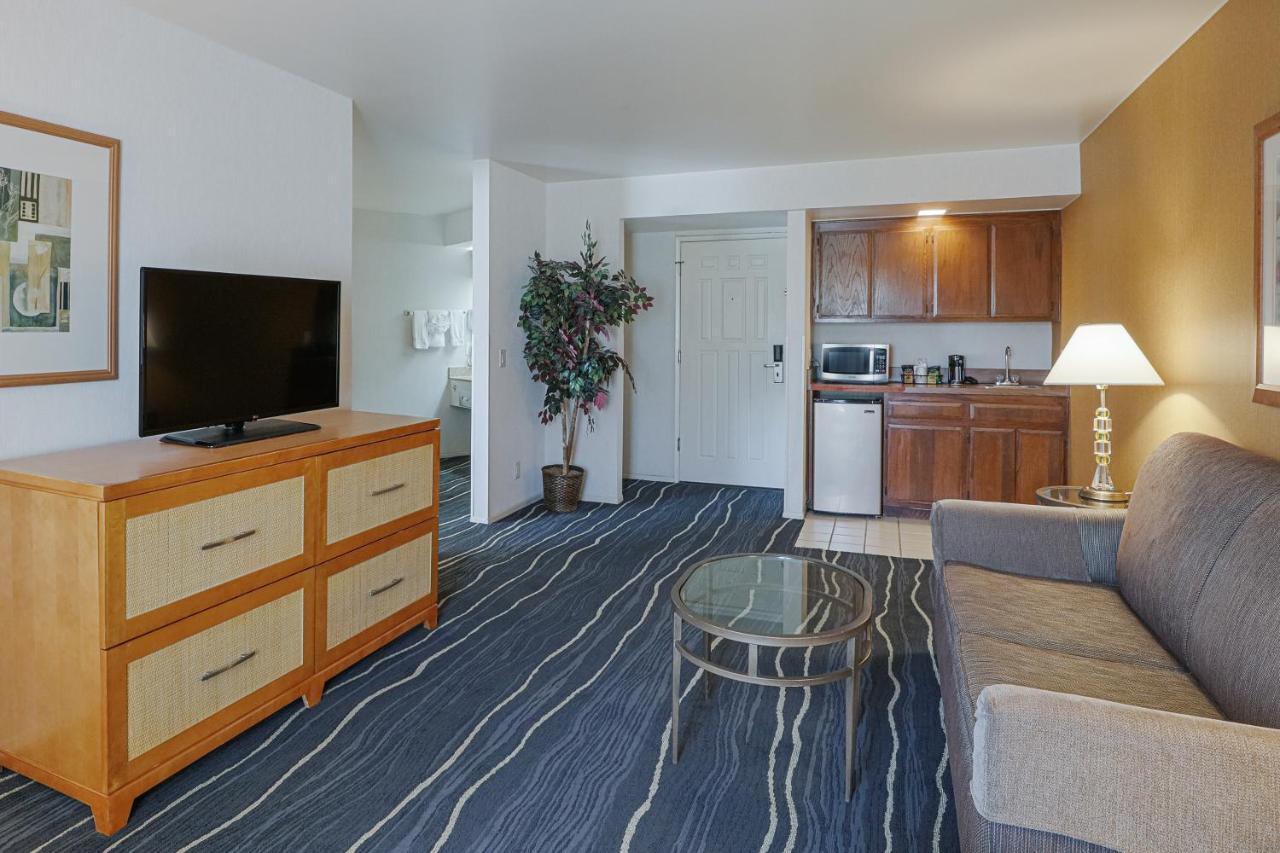 Ramada By Wyndham Costa Mesa/Newport Beach Exterior photo