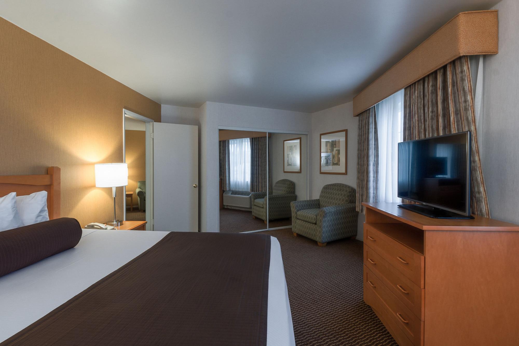 Ramada By Wyndham Costa Mesa/Newport Beach Exterior photo