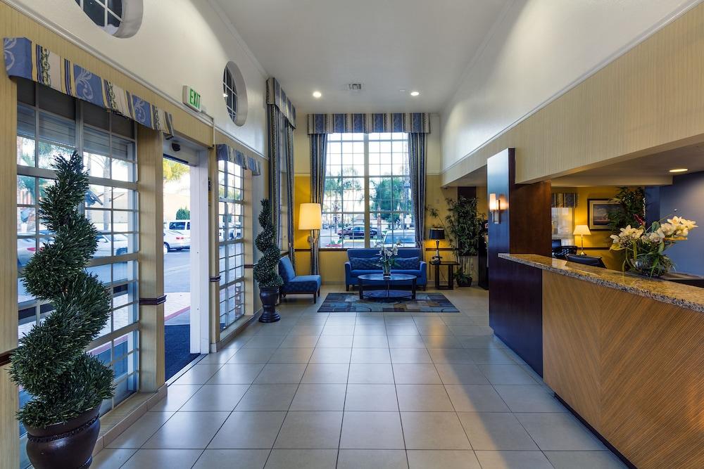 Ramada By Wyndham Costa Mesa/Newport Beach Exterior photo