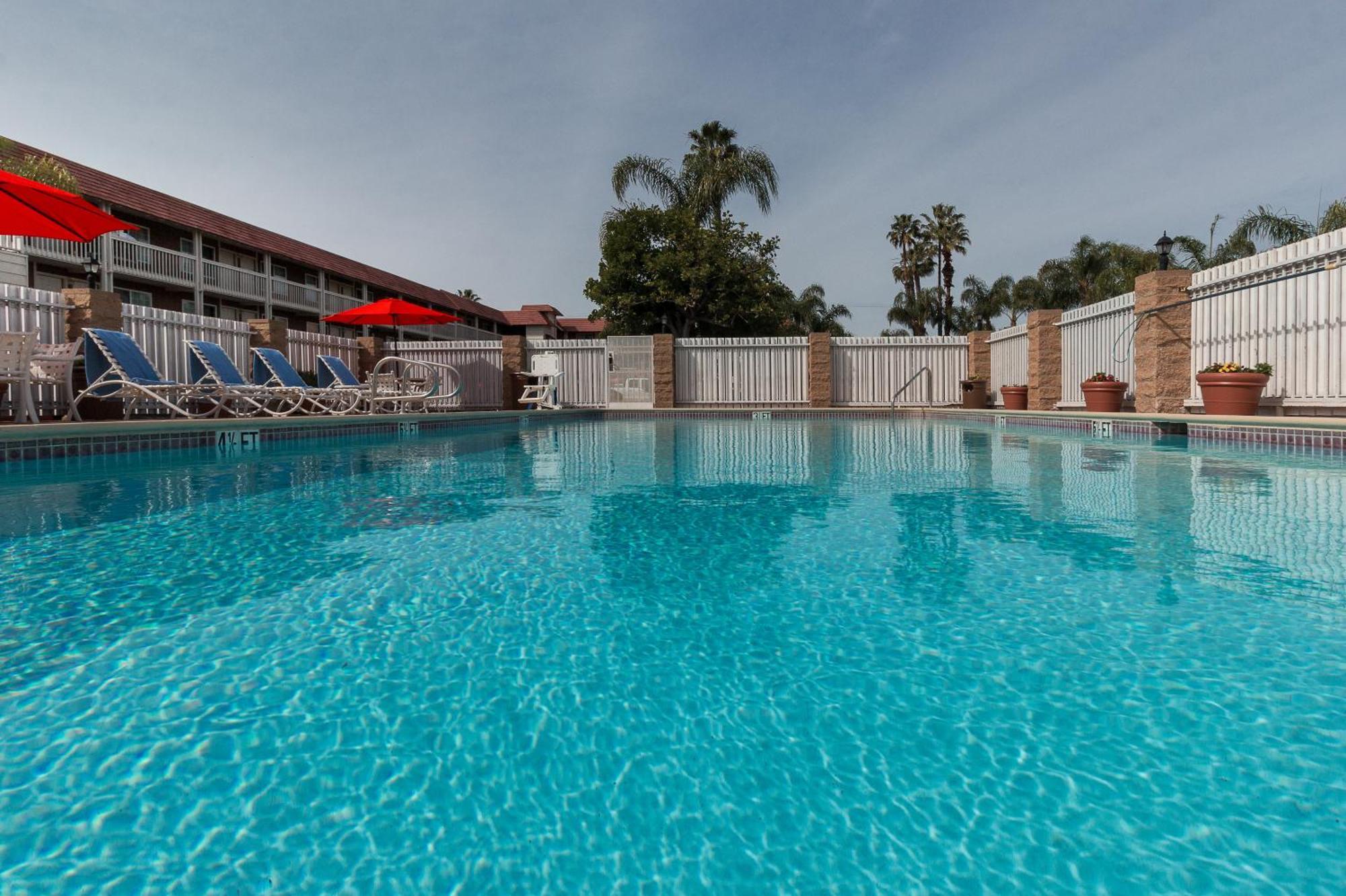 Ramada By Wyndham Costa Mesa/Newport Beach Exterior photo
